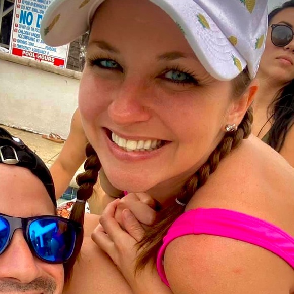 Meet your Posher, Cassandra - Picture 2 of 2